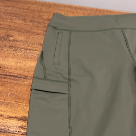 NWT Duluth Trading Capri Pants Size XL Olive Green NoGa Namastash Pockets - Picture 2 of 5
